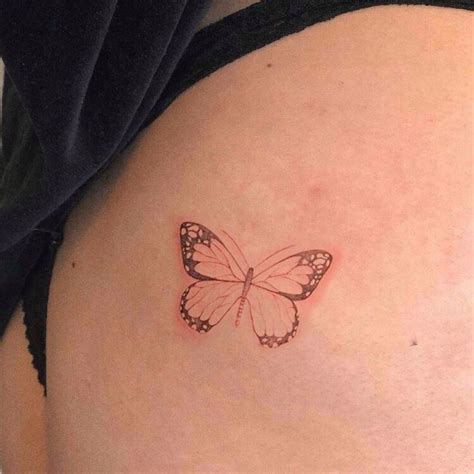 Tatuaje mariposa nalga